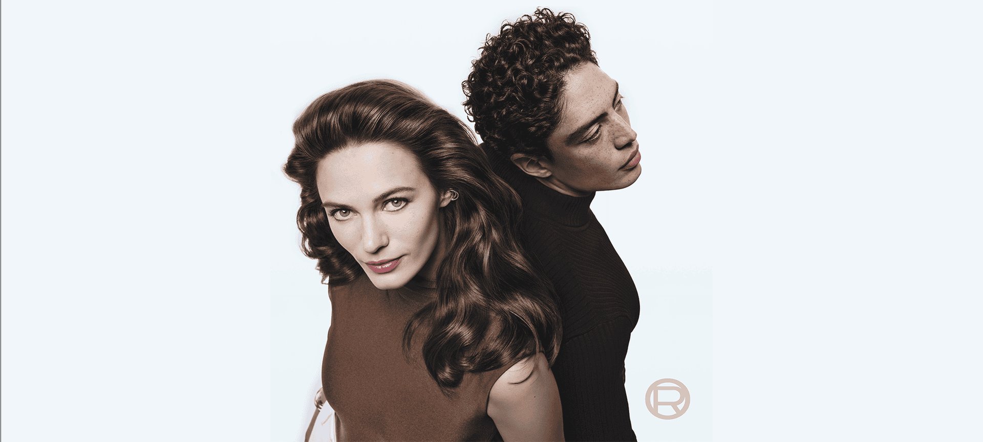 Un homme et une femme avec des cheveux longs et denses