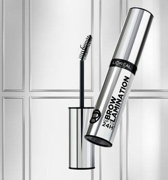 Un tube et une brosse de produit Lamination Sourcils L'Oréal argenté, flottant devant un mur gris clair orné d'élégantes moulures architecturales blanches.