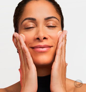 20250108 Oap Revitalift Laser Melasyl Creamy Serum Application On Face 2000x900 RGB