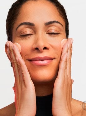 20250108 Oap Revitalift Laser Melasyl Creamy Serum Application On Face 2000x900 RGB
