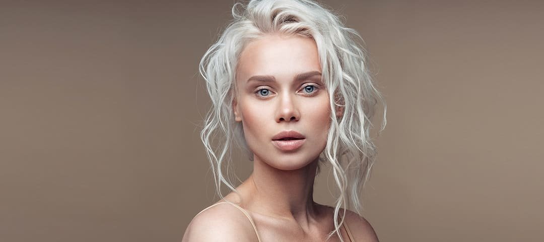 Comment teindre ses cheveux en gris La couleur tendance de la saison l L’Oréal Paris