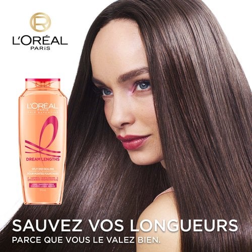 Une femme avec des cheveux lisses et une bouteille de shampoing dream lenght