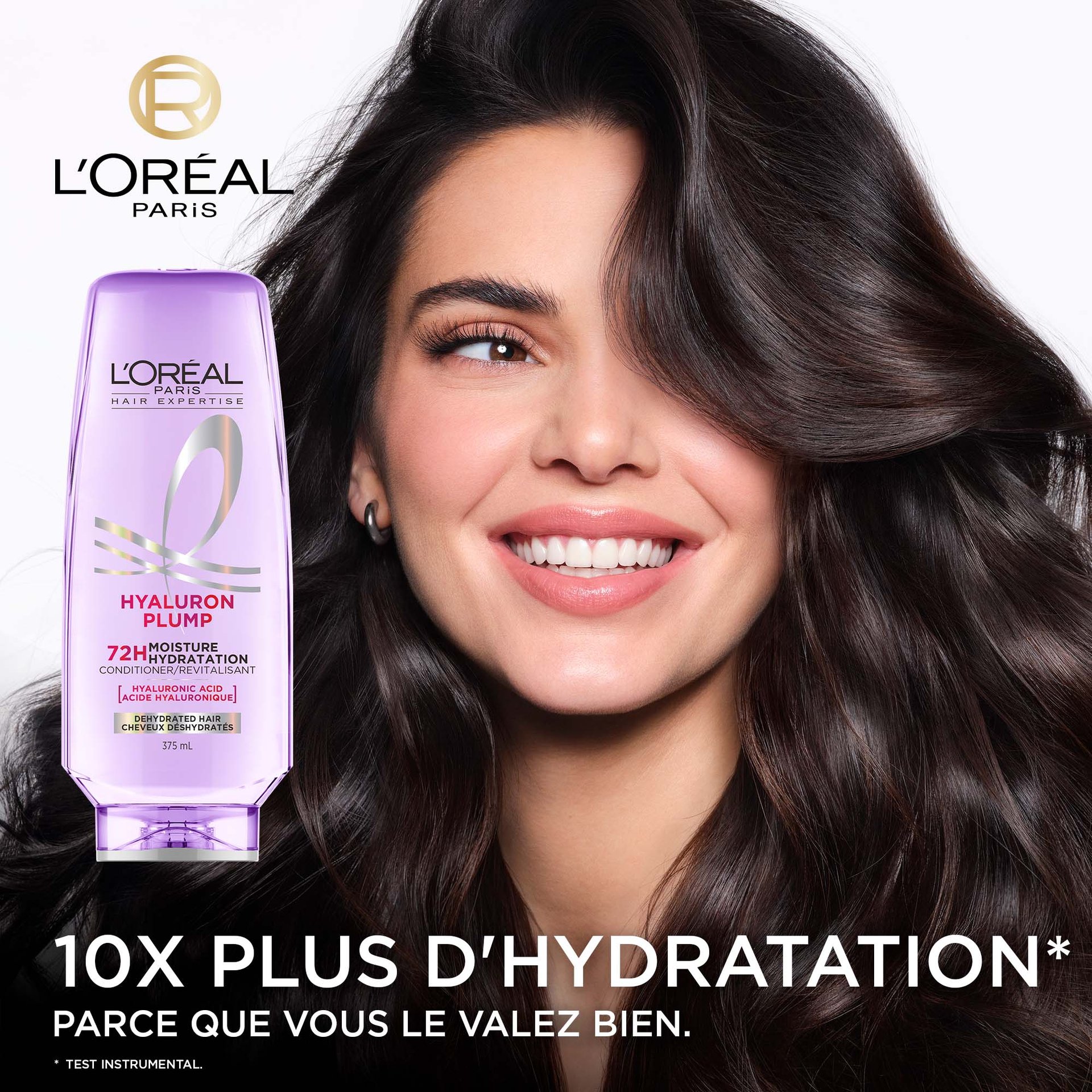 Kendall Jenner avec des cheveux repulpés et une bouteille de revitalisant hyaluron plump