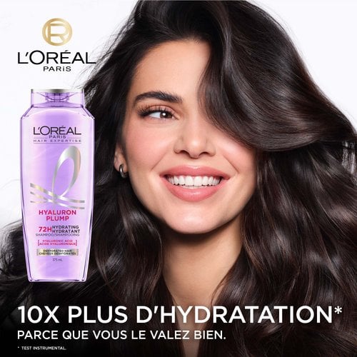 Kendall Jenner avec des cheveux repulpés et une bouteille de shampoing hyaluron plump