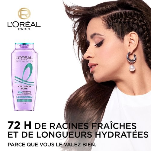 1 femme avec des cheveux hydratés et propres et une bouteille de shampoing hyaluron pure
