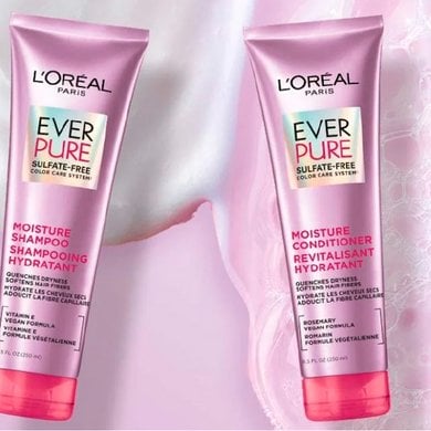 Deux bouteilles de shampoing et après-shampoing L'Oréal Paris EverPure sans sulfate, de couleur rose et violette, sont affichées sur un fond rose clair et violet avec des textures mousseuses ou crémeuses