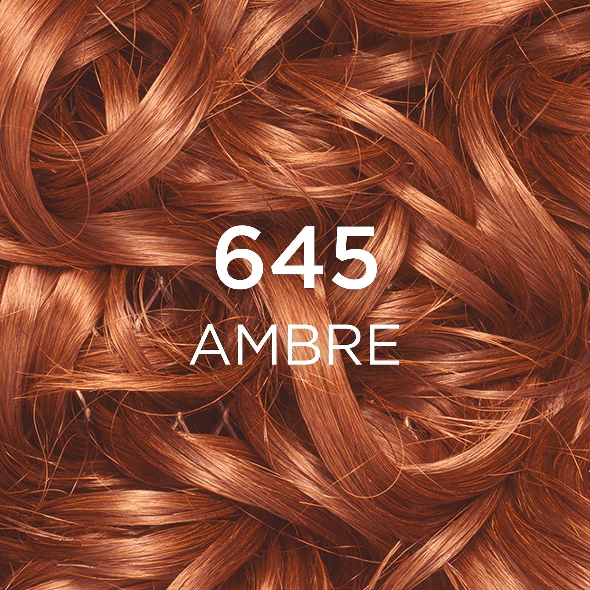 Gros plan sur une mèche de cheveux bouclés et ondulés, d'une couleur "645 AMBRE". La teinte est un roux profond et lumineux, évoquant la richesse et la chaleur de la pierre ambre. Le chiffre "645" est affiché en grand et en blanc au centre de l'image.