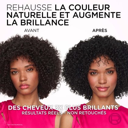 Une image divisée montrant une femme aux cheveux foncés et bouclés avant et après un traitement capillaire. À gauche, étiqueté "AVANT", ses cheveux apparaissent d'un brun foncé ou noir naturel, légèrement moins éclatant. À droite, étiqueté "APRÈS", ses cheveux sont visiblement plus brillants, d'un noir plus riche, et ses boucles semblent plus définies, son visage affichant un léger sourire. Le texte au-dessus des images indique : "REHAUSSE LA COULEUR NATURELLE ET AUGMENTE LA BRILLANCE". Sous les images, d'autres textes déclarent : "DES CHEVEUX 3X PLUS BRILLANTS*" et "RÉSULTATS RÉELS - NON RETOUCHÉS", avec un petit astérisque indiquant "*TEST INSTRUMENTAL". La femme porte un haut rose vif.