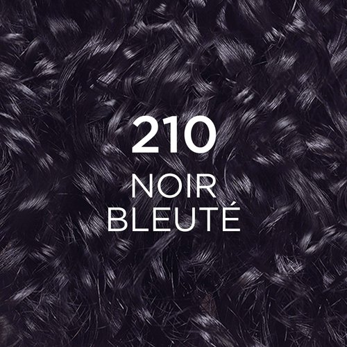 Un gros plan de cheveux foncés et bouclés avec des reflets bleus visibles, indiquant la nuance de couleur "210 BLUE BLACK." Les boucles sont définies et brillantes.