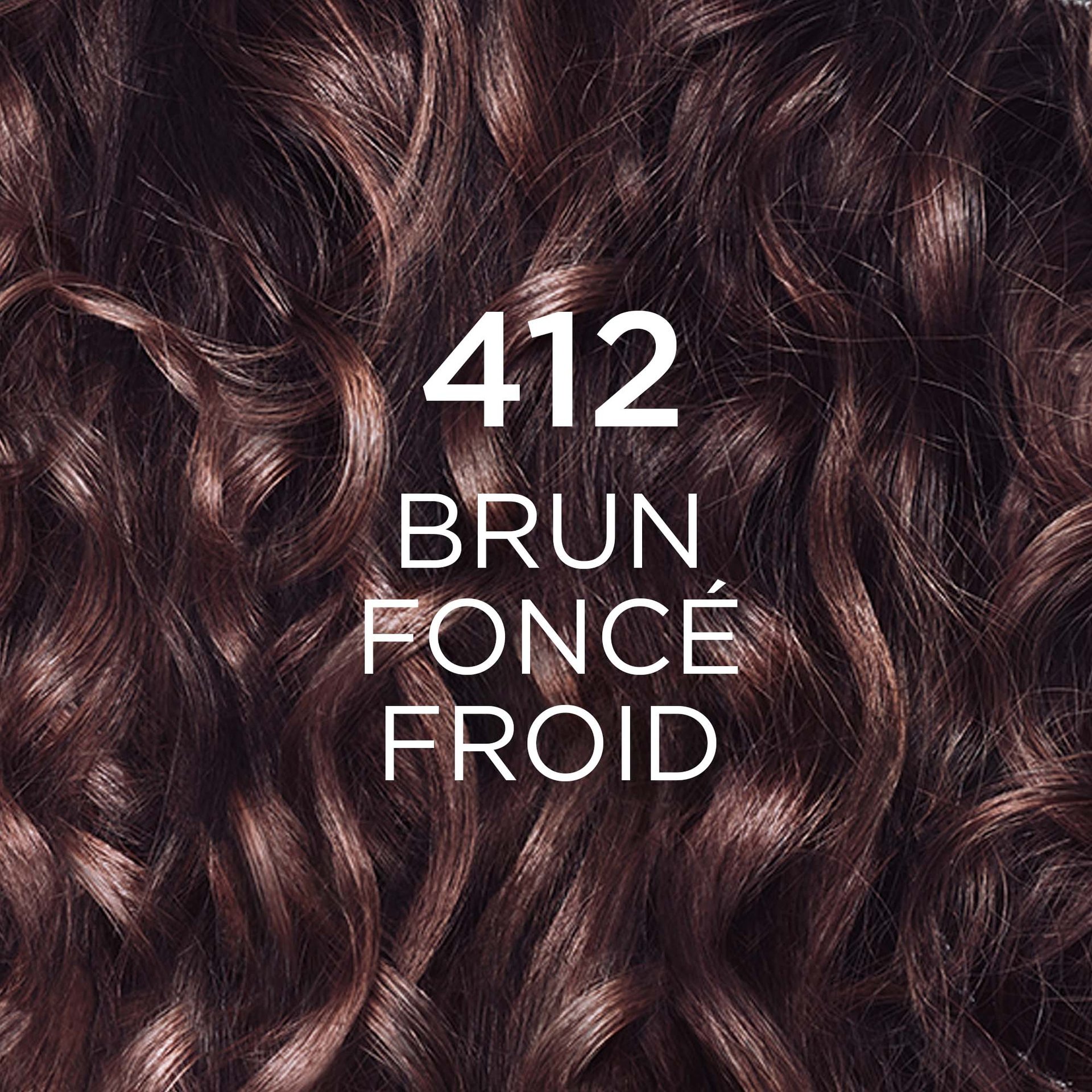 Un gros plan de cheveux bouclés de couleur brun foncé froid, avec le texte '412 COOL DARK BROWN' superposé en blanc. Les cheveux présentent des tons bruns profonds avec des nuances froides et des boucles définies.