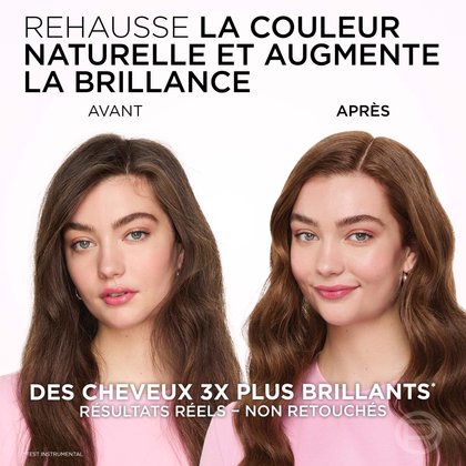 Une image divisée montrant les cheveux et l'expression faciale d'une femme avant et après un traitement visant à rehausser la couleur naturelle et à augmenter la brillance. À gauche, étiqueté "BEFORE" (AVANT), elle a de longs cheveux ondulés châtain moyen qui semblent un peu ternes ou moins éclatants, et son expression est neutre. À droite, étiqueté "AFTER" (APRÈS), ses cheveux sont d'une nuance de châtain moyen plus riche et plus chaude, avec un éclat brillant évident et des ondulations plus définies. Elle sourit doucement, et son teint est frais avec un léger rosissement. Le texte en haut indique : "ENHANCE NATURAL COLOUR & BOOST SHINE" (AMÉLIORER LA COULEUR NATURELLE ET BOOSTER L'ÉCLAT). Sous les images, il est écrit : "3X GLOSSIER HAIR*" (CHEVEUX 3X PLUS BRILLANTS*) et "REAL RESULTS - NOT RETOUCHED" (RÉSULTATS RÉELS - NON RETOUCHÉS), avec un astérisque précisant "*INSTRUMENTAL TEST" (TEST INSTRUMENTAL).