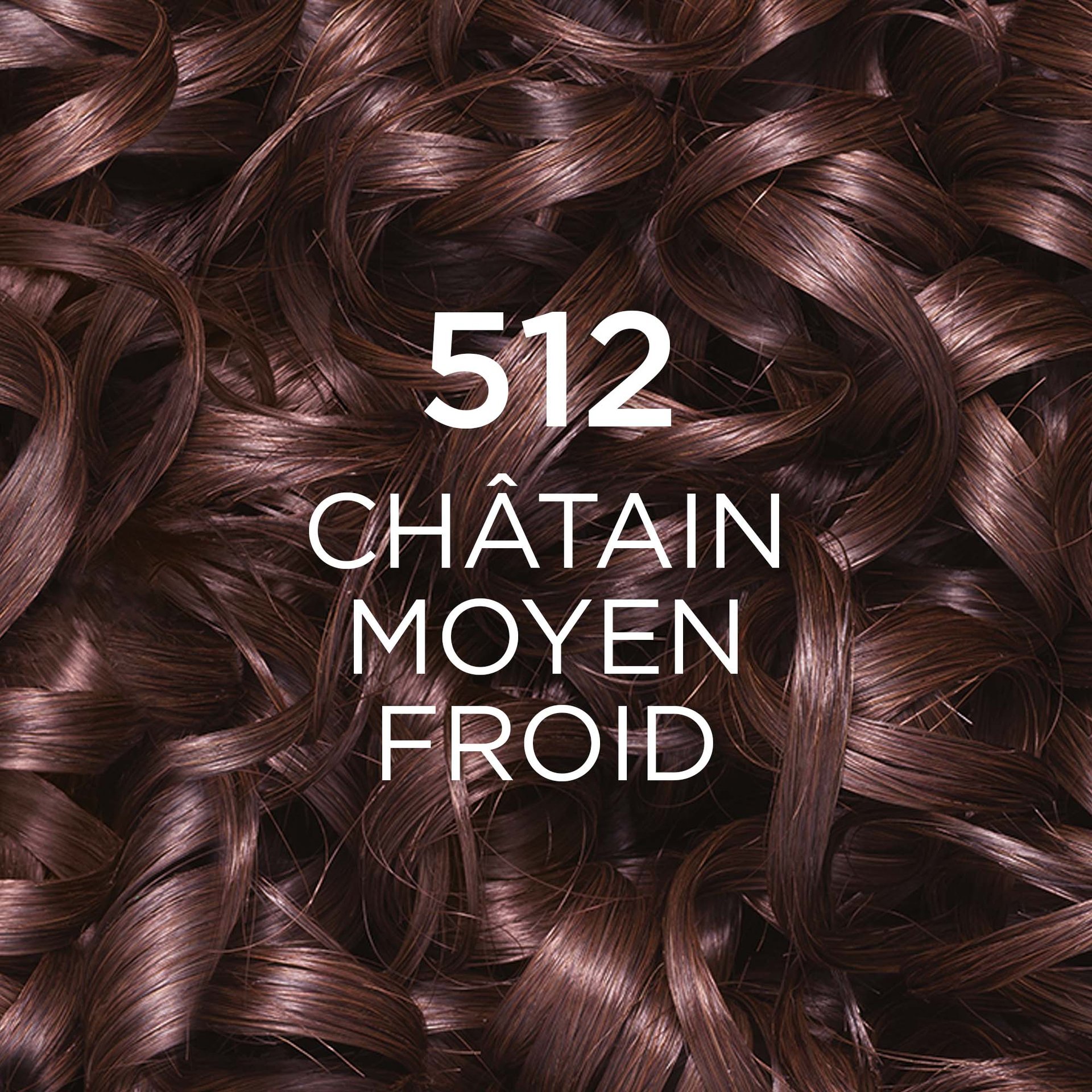 Gros plan sur une mèche de cheveux bouclés, d'une couleur "513 CHÂTAIN MOYEN GLACÉ". La teinte est un marron moyen avec des reflets subtils et froids, évoquant une nuance glacée. Le chiffre "513" est affiché en grand et en blanc au centre de l'image.