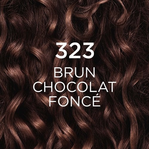 Un gros plan de cheveux bouclés d'une riche couleur brun chocolat foncé, avec le texte '323 DARK CHOCOLATE BROWN' superposé en blanc. Les cheveux présentent des tons bruns profonds avec des reflets subtils.
