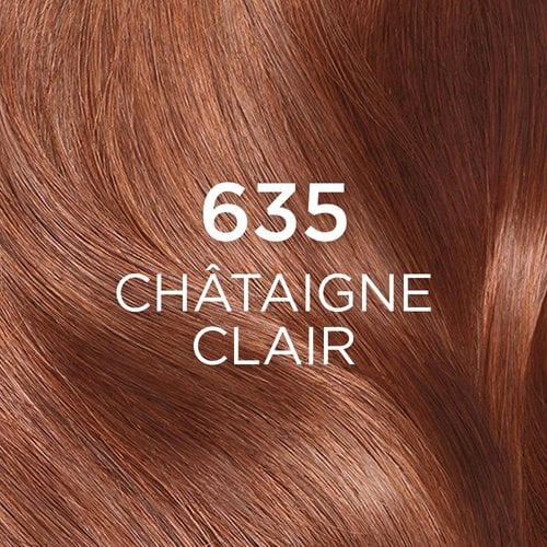 Gros plan sur une mèche de cheveux bouclés, d'une couleur "635 CHÂTAIGNE CLAIR". La teinte est un marron clair chaud avec des reflets subtils, évoquant la couleur d'une châtaigne. Le chiffre "635" est affiché en grand et en blanc au centre de l'image.