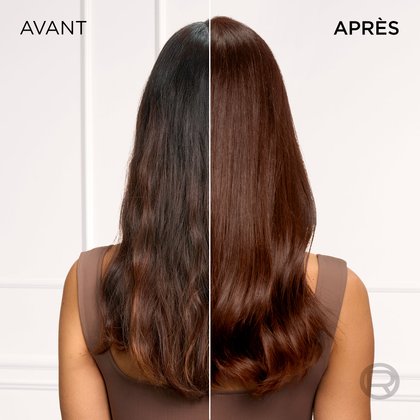 Femme au cheveux rouge qui tient une boîte de coloration Excellence Crème Bronzer qui couvre 100% des cheveux gris