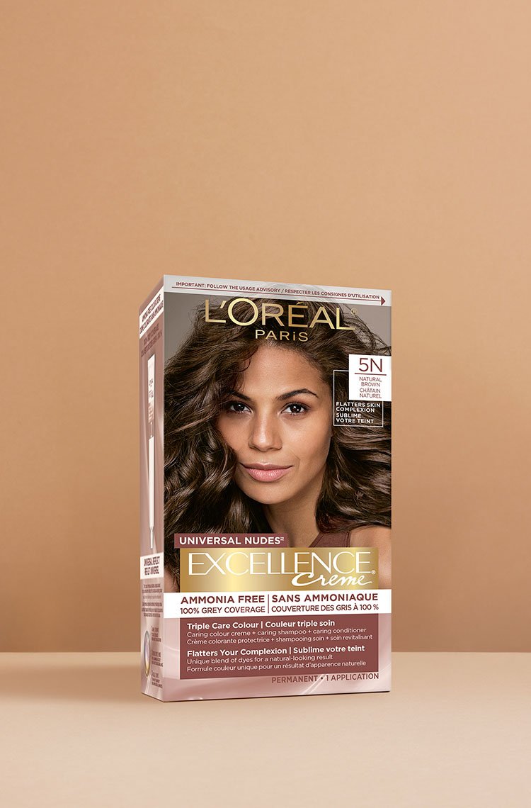 Boîte de coloration capillaire L'Oréal Excellence Crème Universal Nudes 5N châtain clair, avec une femme souriante aux cheveux châtains clairs ondulés, encadrant son visage.