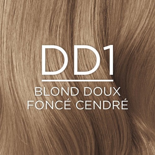 Gros plan sur une texture de cheveux bouclés montrant la nuance de coloration DD1 BLOND DOUX FONCÉ CENDRÉ, décrite comme un BLOND DOUX FONCÉ CENDRÉ. Le texte blanc 'DD1 BLOND DOUX FONCÉ CENDRÉ' est superposé au centre de l'image.