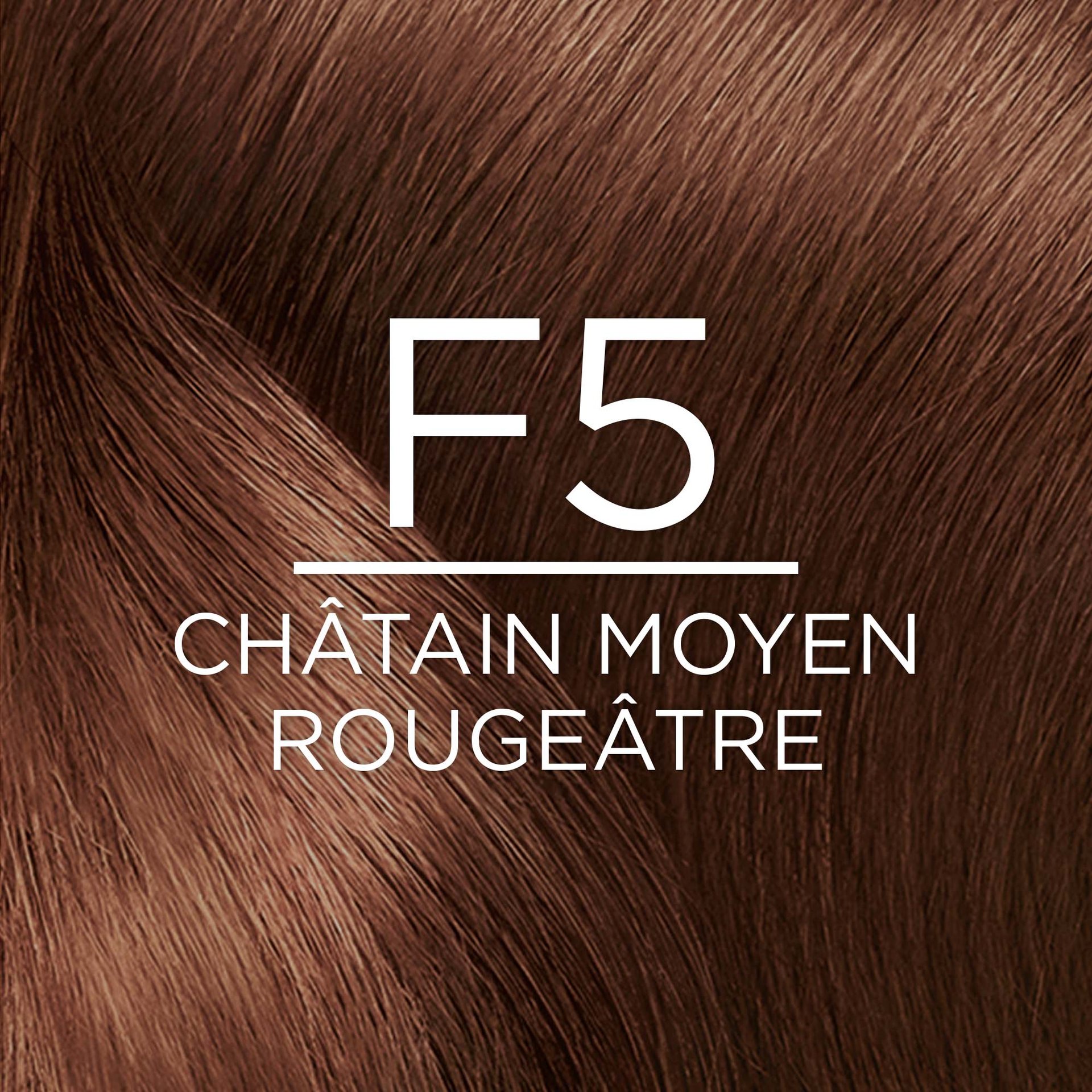 Gros plan sur une texture de cheveux bouclés montrant la nuance de coloration F5 CHÂTAIN MOYEN ROUGEATRE, décrite comme un 'F5 CHÂTAIN MOYEN ROUGEATRE' (Light Reddish Brown). Le texte blanc 'F5 CHÂTAIN MOYEN ROUGEATRE' est superposé au centre de l'image.