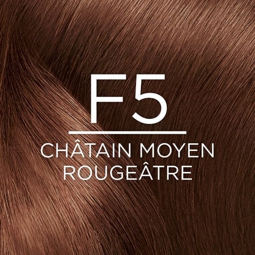Gros plan sur une texture de cheveux bouclés montrant la nuance de coloration F5 CHÂTAIN MOYEN ROUGEATRE, décrite comme un 'F5 CHÂTAIN MOYEN ROUGEATRE' (Light Reddish Brown). Le texte blanc 'F5 CHÂTAIN MOYEN ROUGEATRE' est superposé au centre de l'image.