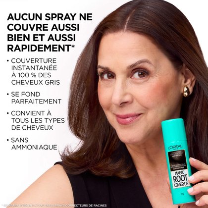 Portrait d'une femme souriante tenant un flacon de Magic Root Cover Up Châtain Foncé. À gauche, une liste de bénéfices : Couverture instantanée des gris à 100%, fusion parfaite avec la couleur, adapté à tous les types de cheveux, et formule sans ammoniaque. Le titre affirme qu'aucun spray ne couvre mieux et plus vite.