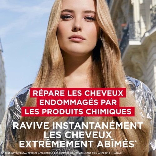Une femme avec des cheveux forts