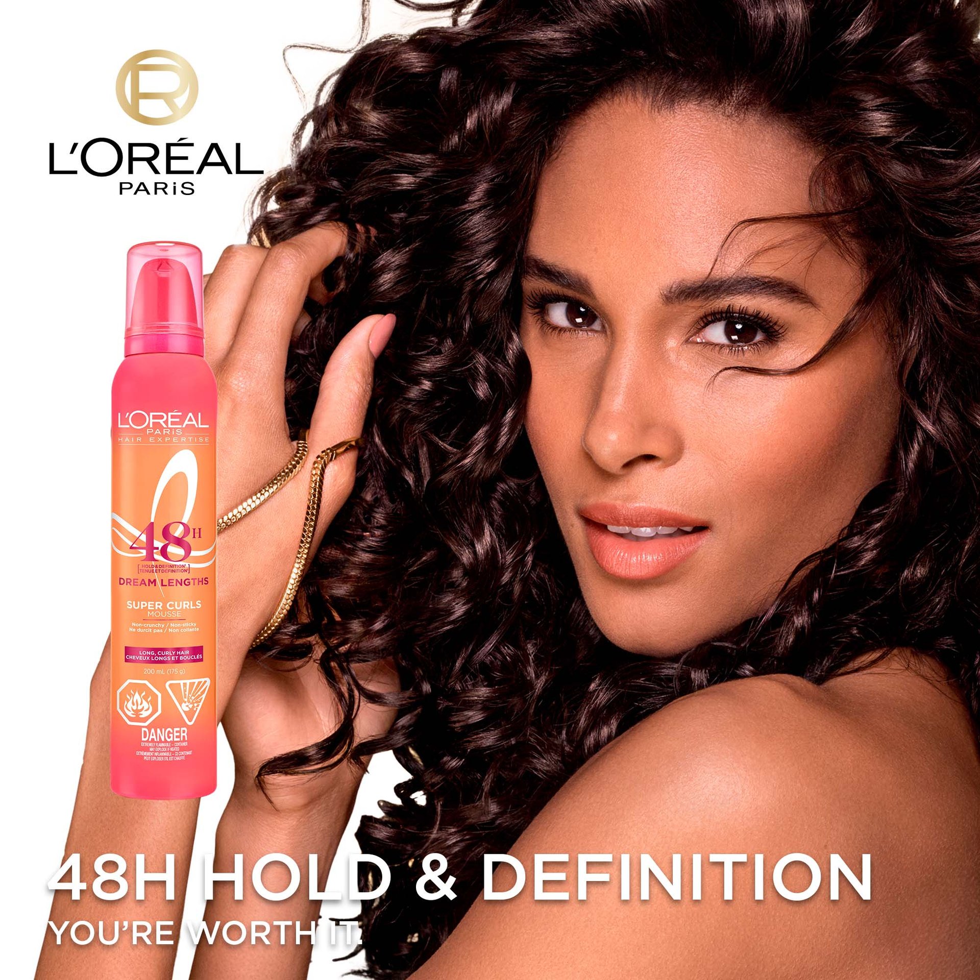 A woman with curly hair and the super curl volumizing mousse for 48 hours of hold