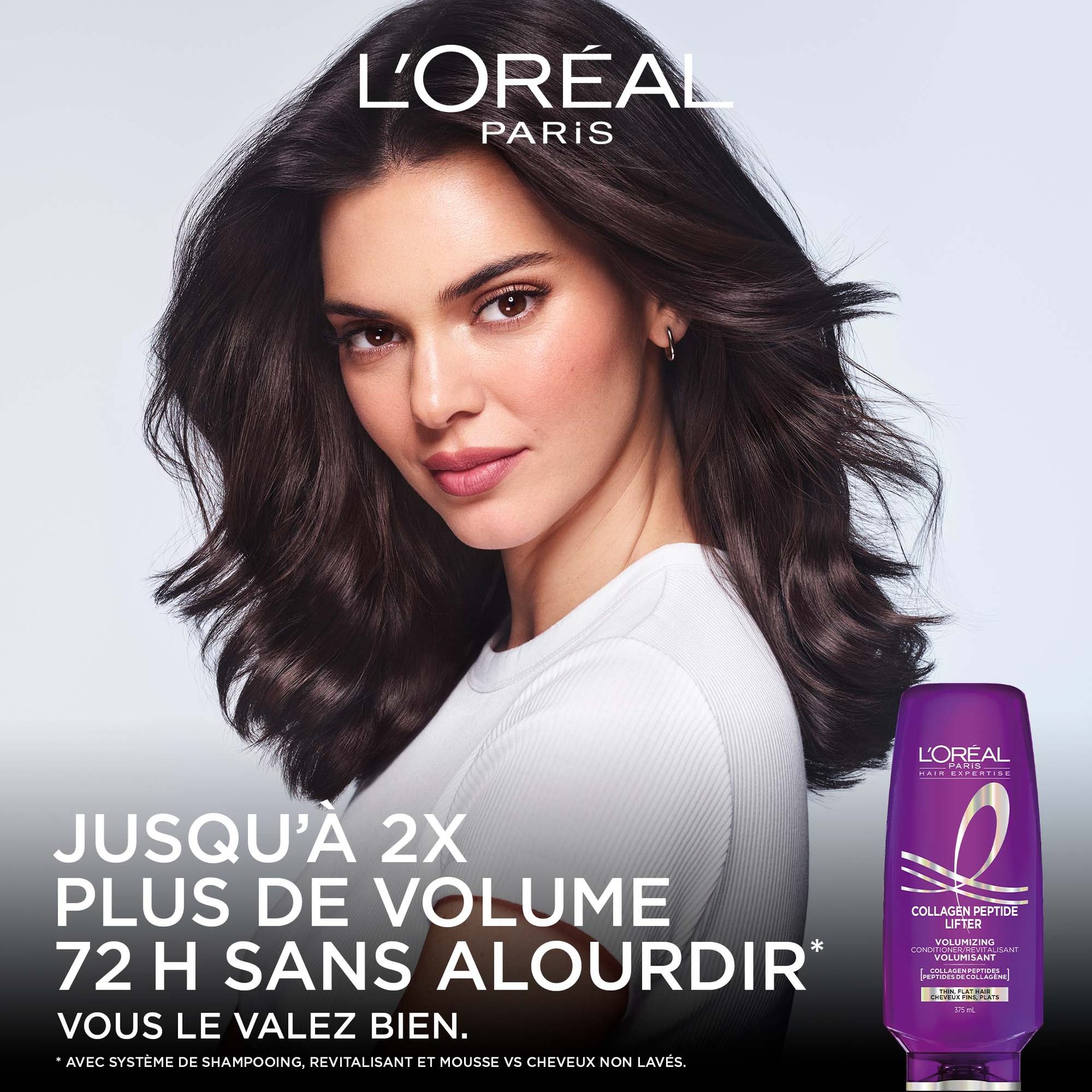Un mannequin féminin aux cheveux châtain foncé volumineux et ondulés posant sur un fond sombre à côté d'un flacon de shampooing Hair Expertise Collagen Peptide Lifter, avec le texte : « JUSQU'À 2X PLUS DE VOLUME, 72H SANS ALOURDIR ».