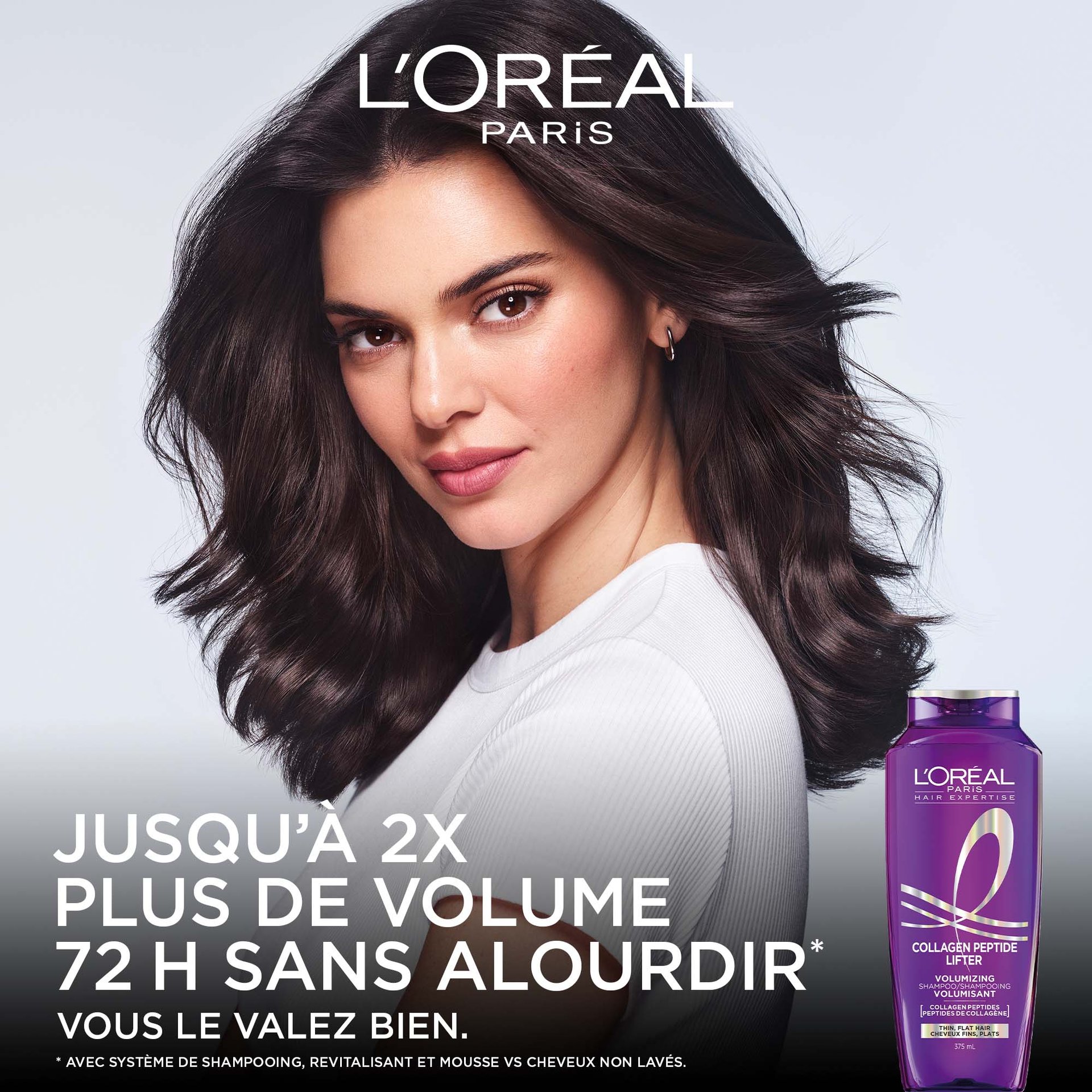 Un mannequin féminin aux cheveux châtain foncé volumineux et ondulés posant sur un fond sombre à côté d'un flacon de shampooing Hair Expertise Collagen Peptide Lifter, avec le texte : « JUSQU'À 2X PLUS DE VOLUME, 72H SANS ALOURDIR ».