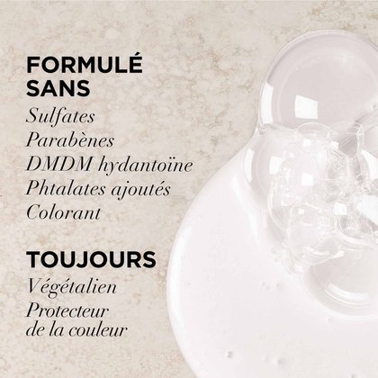 Un cliché de la texture liquide légère à côté de la liste « Formulé sans » : sulfates, parabènes, DMDM hydantoïne, phtalates ajoutés et colorants. Souligne que la formule est toujours végétalienne et respectueuse de la couleur.