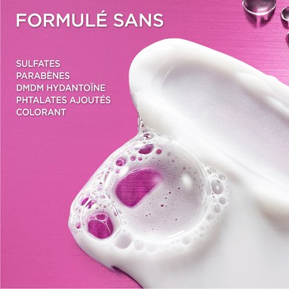 Gros plan sur la mousse riche du shampooing à côté de la liste « Formulé sans » : Sulfates, Parabènes, DMDM Hydantoïne, Phtalates ajoutés et Colorants.