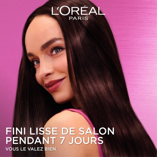 Une mannequin avec des cheveux foncés, longs et exceptionnellement lisses. Texte superposé : « Lissage salon pendant 7 jours ».