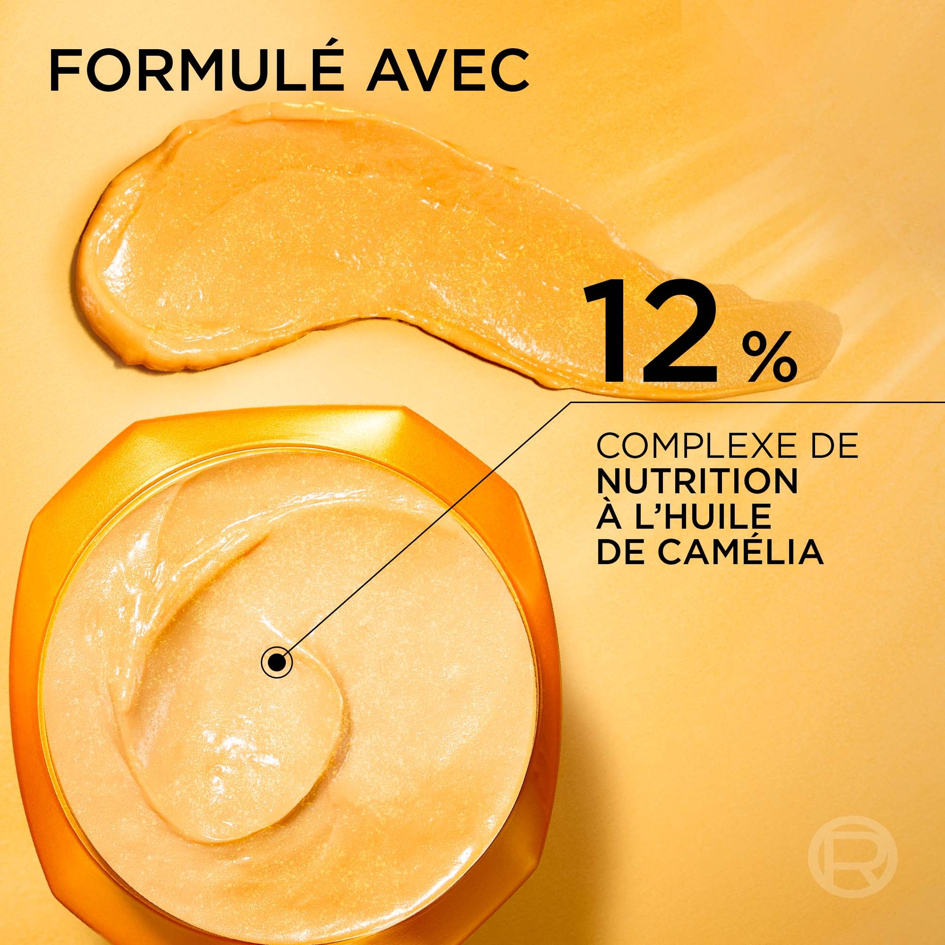 Gros plan du pot de masque doré ouvert L'Oréal Paris Extraordinary Oil révélant une crème jaune onctueuse. Le texte indique : « Formulé avec un complexe nourrissant à 12 % à l'huile de camélia ».