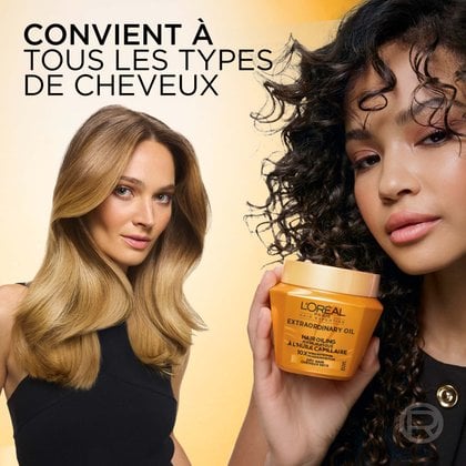 Portrait côte à côte de deux femmes, l'une aux cheveux blonds ondulés et l'autre aux cheveux noirs bouclés. Chacune tient le pot de masque doré L'Oréal Paris, à côté du texte « Convient à tous les types de cheveux ».