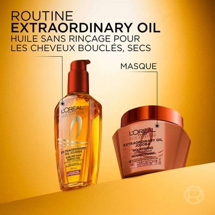 La routine L'Oréal Paris Extraordinary Oil pour cheveux bouclés et secs sur un fond doré, affichant la bouteille d'huile sans rinçage de Jojoba à gauche et le pot de masque nourrissant de Jojoba à droite.