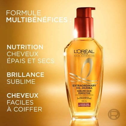 Un plan rapproché du flacon doré de L'Oréal Paris Huile Extraordinaire avec sa pompe bronze foncé. À gauche, un texte blanc décrit la « Formule multi-usages : Nutrition cheveux épais et secs, brillance sublime, maniabilité parfaite ».