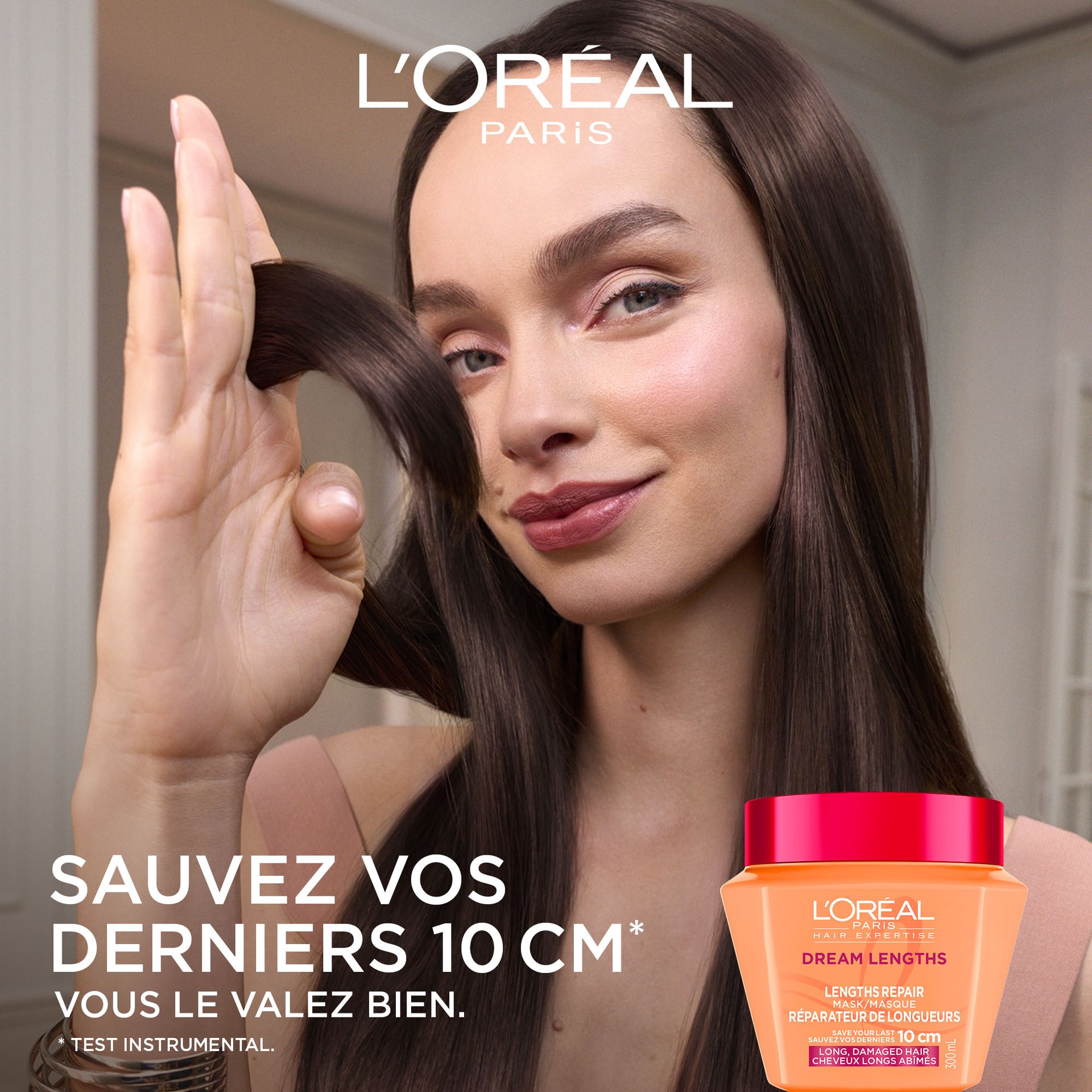 Une femme aux cheveux longs noirs et brillants passant ses doigts dans ses longueurs. À sa gauche, le texte indique « Sauvez vos 10 derniers centimètres » avec le pot de masque orange en bas.