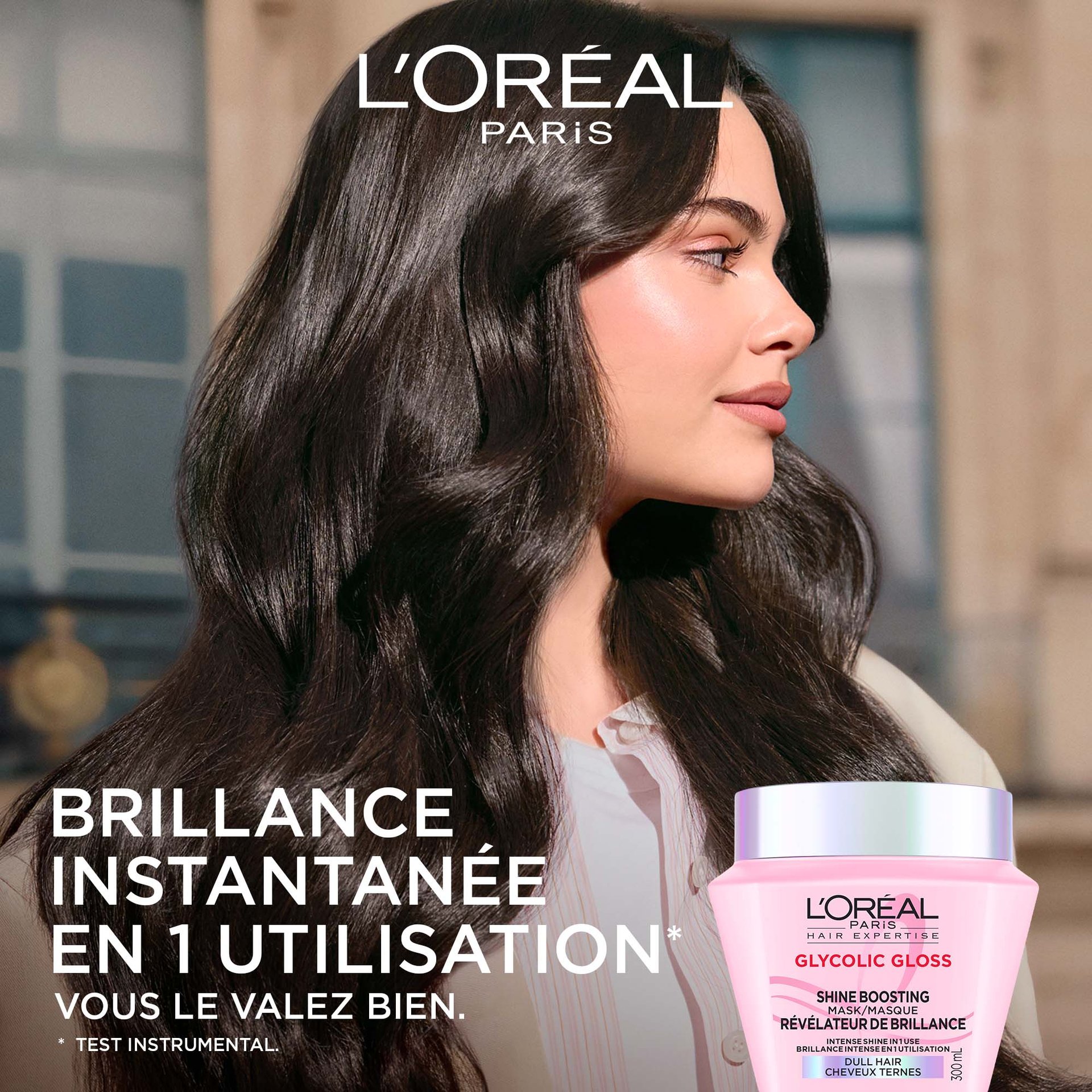 Profil d'une femme aux cheveux longs noirs, lisses et extrêmement brillants. À sa gauche, le texte indique « Brillance intense dès la 1ère utilisation » avec le pot de masque rose en bas.