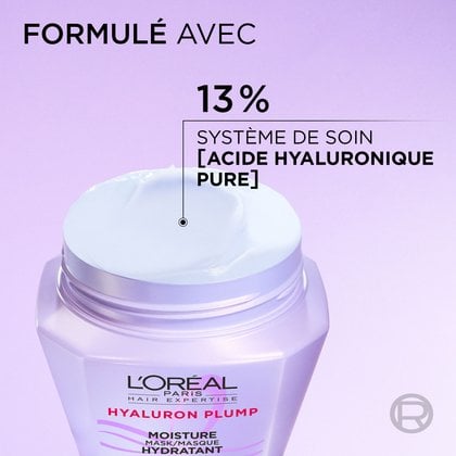 Gros plan du pot de masque ouvert L'Oréal Paris Hyaluron Plump révélant une crème blanche et onctueuse. Le texte indique : « Formulé avec un système de soin à 13 % à l'acide hyaluronique pur ».