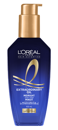 Un plan de studio du flacon bleu foncé translucide de L'Oréal Paris Hair Expertise Extraordinary Oil Sérum Nuit Cheveux sur fond blanc. Le flacon possède une pompe dorée brillante et arbore des détails et des rubans dorés sur son étiquette.