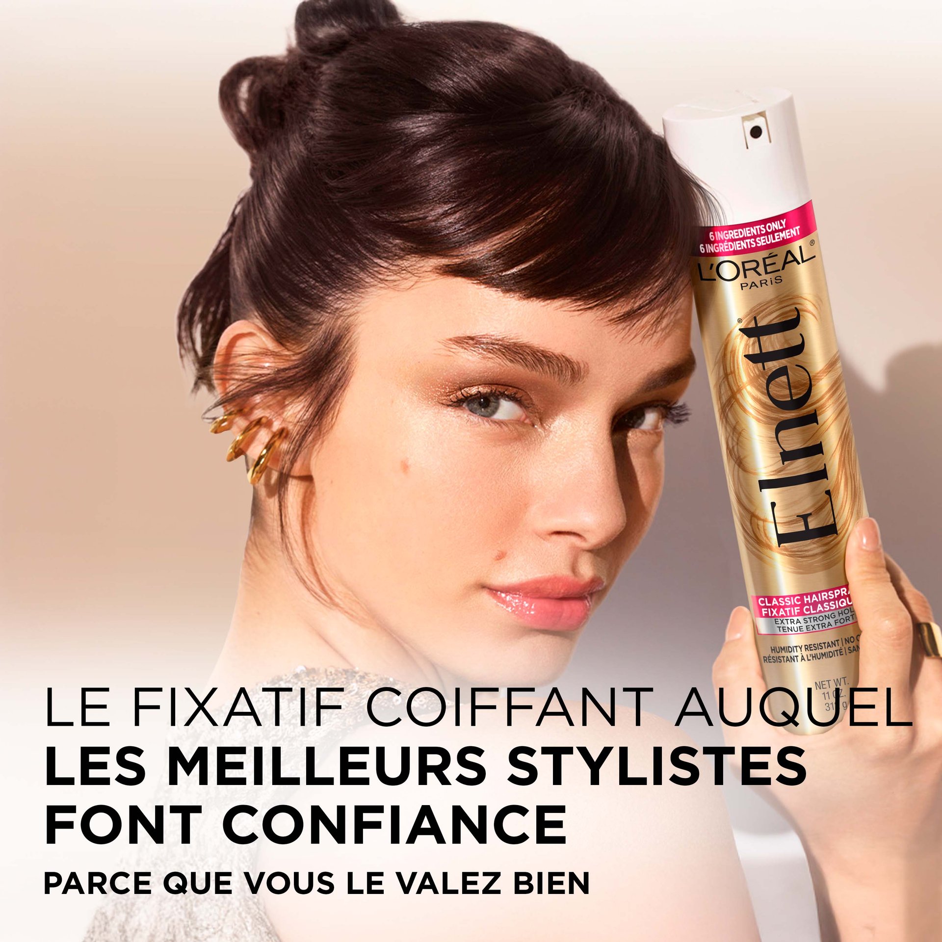 Une femme avec un brushing qui tient et une laque elnett