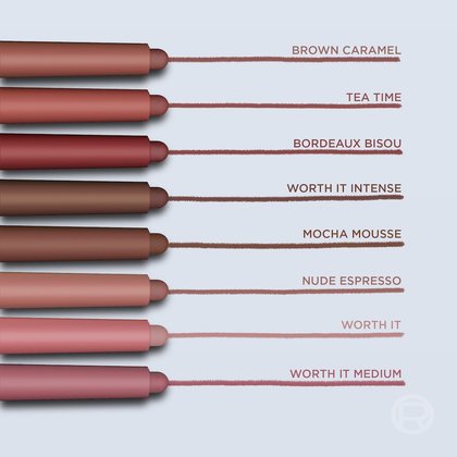 Un guide visuel des échantillons de crayons L'Oréal Blurfiller Blurring Lip Contour sur un fond bleu-gris clair. Huit crayons à lèvres différents sont disposés horizontalement à gauche, chacun avec une ligne d'échantillon correspondante s'étendant vers la droite. Chaque échantillon est étiqueté avec le nom de sa teinte : 'BROWN CARAMEL', 'TEA TIME', 'BORDEAUX BISOU', 'WORTH IT INTENSE', 'MOCHA MOUSSE', 'NUDE ESPRESSO', 'WORTH IT', et 'WORTH IT MEDIUM', présentant une gamme de tons bruns, rouges et nudes.