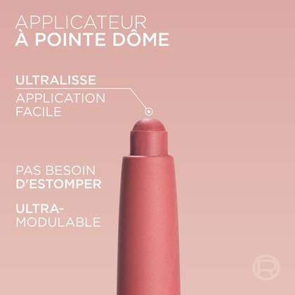 Une image en gros plan de l'applicateur 'DOME TIP' d'un crayon L'Oréal Blurfiller Blurring Lip Contour d'une teinte rose-rosé, sur un fond rose doux. Le texte entourant l'applicateur met en évidence ses caractéristiques : 'ULTRA LISSE', 'APPLICATION FACILE', 'PAS DE MÉLANGE NÉCESSAIRE' et 'ULTRA CONSTRUISIBLE'.
