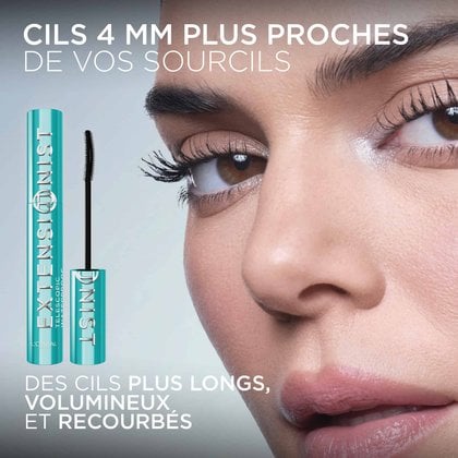 Gros plan sur l'œil d'une mannequin avec des cils longs et recourbés. À gauche, un tube argenté de mascara L'Oréal "Telescopic Extensionist" avec sa brosse. Le texte en haut indique "CILS 5 MM PLUS PROCHES DE VOS SOURCILS" et en bas "DES CILS PLUS LONGS, VOLUMINEUX ET RECOURBÉS".