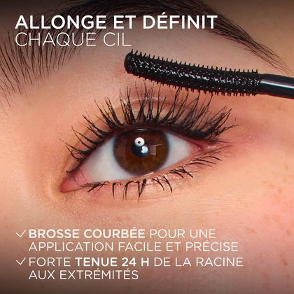 Gros plan sur un œil où la brosse du mascara L'Oréal "Telescopic Extensionist" est appliquée, allongeant et définissant les cils. Le texte souligne "ALLONGE ET DÉFINIT CHAQUE CIL", "BROSSE COURBÉE POUR UNE APPLICATION FACILE ET PRÉCISE" et "FORTE TENUE 24 H DE LA RACINE AUX EXTRÉMITÉS".