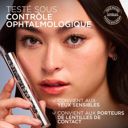 Une mannequin tient un tube argenté de mascara L'Oréal "Telescopic Extensionist". Le texte indique que le produit est "TESTÉ SOUS CONTRÔLE OPHTALMOLOGIQUE", "CONVIENT AUX YEUX SENSIBLES" et "CONVIENT AUX PORTEURS DE LENTILLES DE CONTACT".