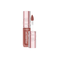 Un flacon ouvert du L'Oréal Paris Hyaluron Tint Lip Stain Serum, avec l'applicateur sorti, montrant la teinte marron clair ou nude du produit
