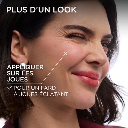 Kendall Jenner avec une expression de clin d'œil, démontrant l'application du produit L'Oréal Paris Hyaluron Tint sur les joues pour un effet blush. Le texte dit : 'PLUS D'UN LOOK', 'APPLIQUER SUR LES JOUES', 'POUR UN BLUSH NATUREL