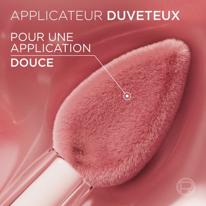 Gros plan sur l'applicateur doux et pelucheux du L'Oréal Paris Hyaluron Tint, conçu pour une application lisse et uniforme du produit. Le texte indique : 'APPLICATEUR PELUCHEUX', 'POUR UNE APPLICATION LISSE'