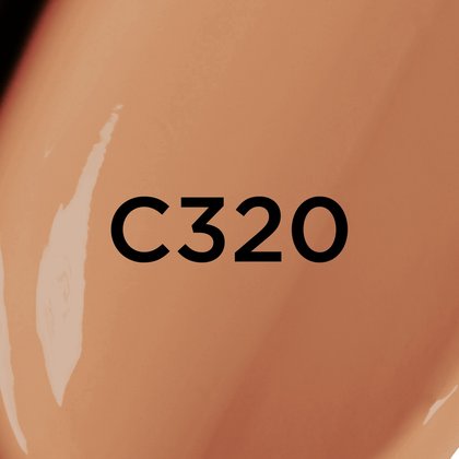 Un gros plan d'un fond de teint ou d'une texture crémeuse de couleur beige caramel ou brun clair, avec le texte noir en gras 'C320' centré sur l'image, indiquant probablement une teinte de produit