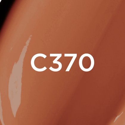 Un gros plan d'un fond de teint ou d'une texture crémeuse de couleur brun foncé à terracotta, avec le texte blanc en gras 'C370' centré sur l'image, indiquant probablement une teinte de produit